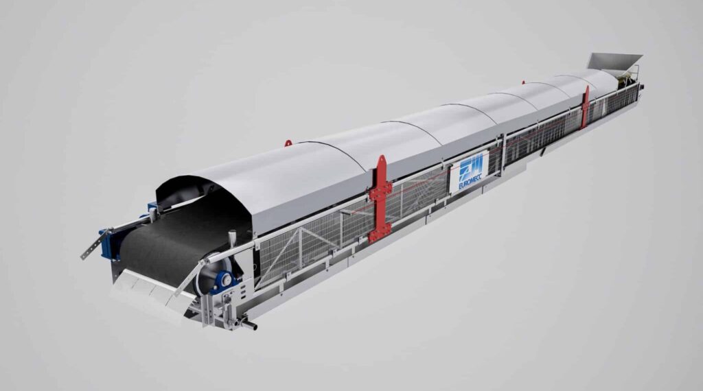 Nastro trasportatore Euromecc coperto, con struttura metallica e componenti tecnici visibili, su sfondo grigio chiaro.