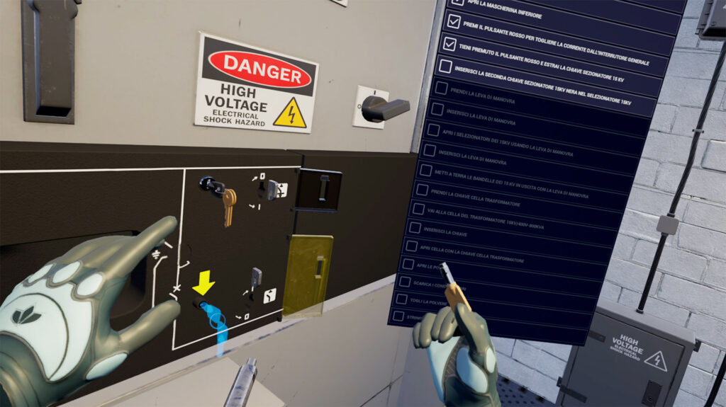 Scena di addestramento in realtà virtuale con un pannello di alta tensione. Una mano virtuale interagisce con i comandi, mentre a destra è visibile una lista di istruzioni operative.