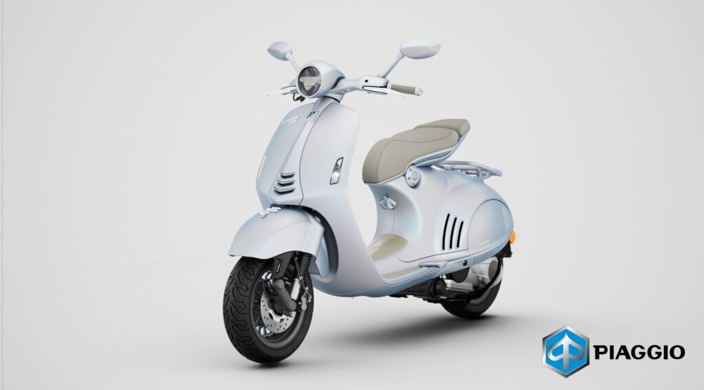 Vespa Snake modello 3D in colore bianco perlato, vista frontale a tre quarti destra, design moderno con dettagli curvi e sella beige con logo.