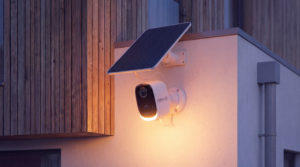Inquadratura da telecamera di sicurezza CCTV, grandangolo, scena notturna urbana/residenziale, overlay digitale leggero da sistema di monitoraggio, estetica realistica da videosorveglianza ma con look cinematografico, luce bassa e contrastata.