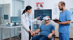 fisiologo e medico Medico e fisiologo utilizzano sistemi di realtà virtuale con biofeedback e data analytics per il monitoraggio delle risposte fisiologiche e cognitive in tempo reale. Tecnologia immersiva applicata ad analisi clinica, training neurofisiologico, gestione dello stress e ricerca scientifica in ambito sanitario e sportivo.