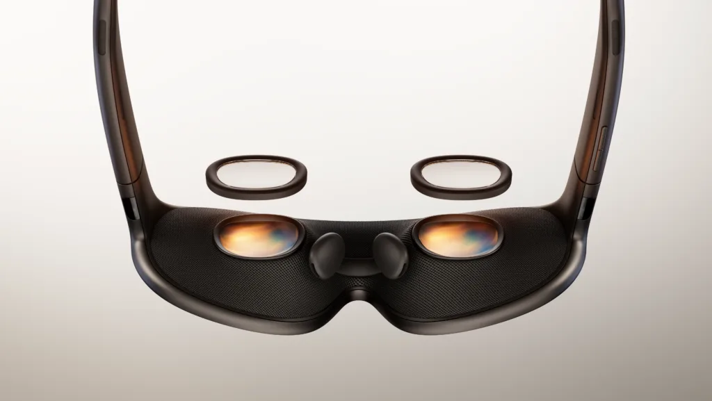 Interno dei Meta VR Glasses con lenti pancake e inserti ottici